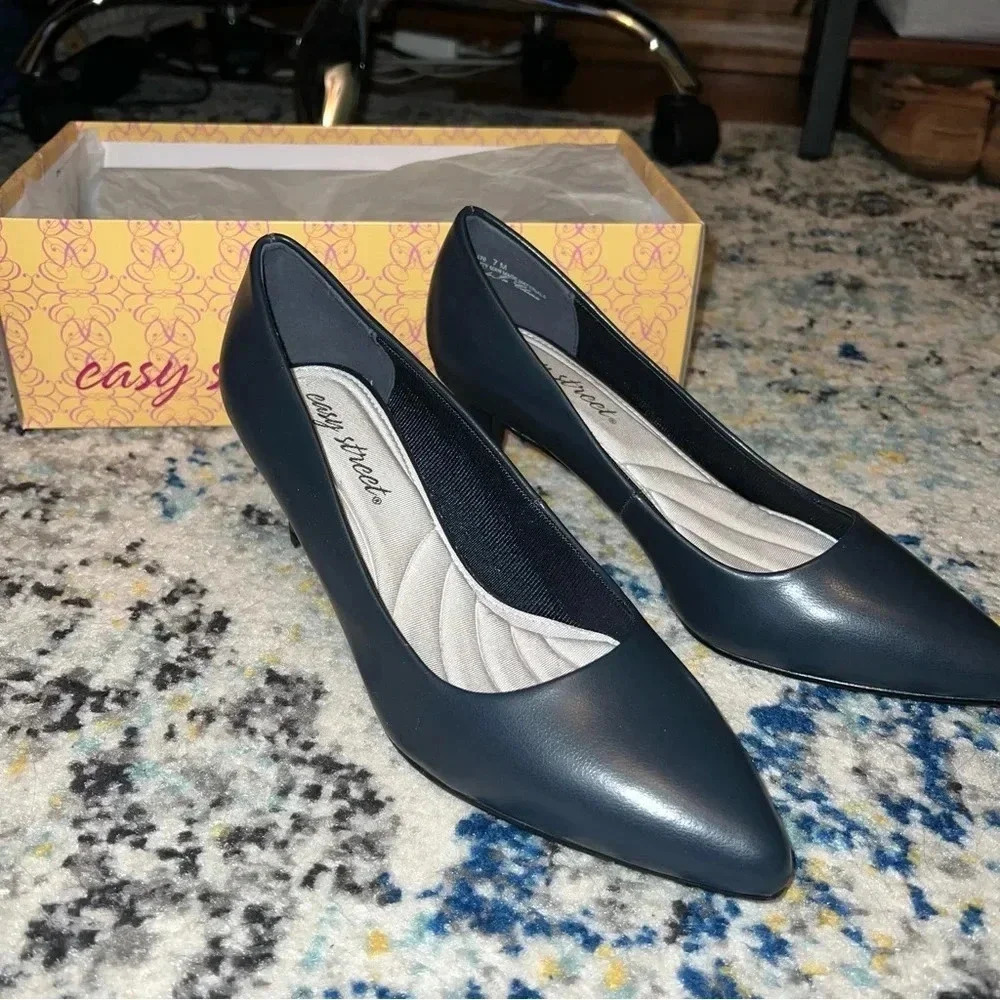NEW IN BOX EASY STREET Navy Pointe Pumps Heels 7M Workwear Buisness